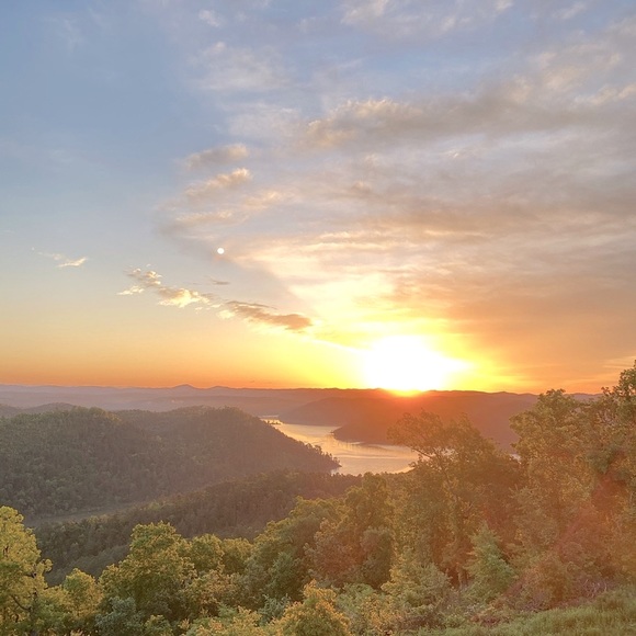 Meet Your Posher- Lisa Tacker - Picture 2 of 7